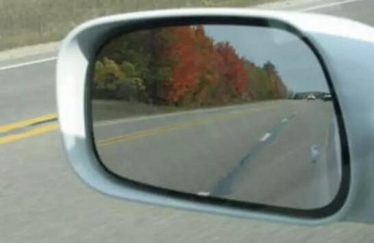 原來區別這么大！倒車的時候，你習慣看后視鏡還是倒車影像？